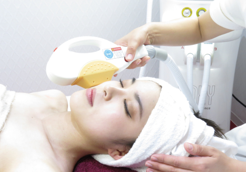 NPLという光を肌に照射する様子